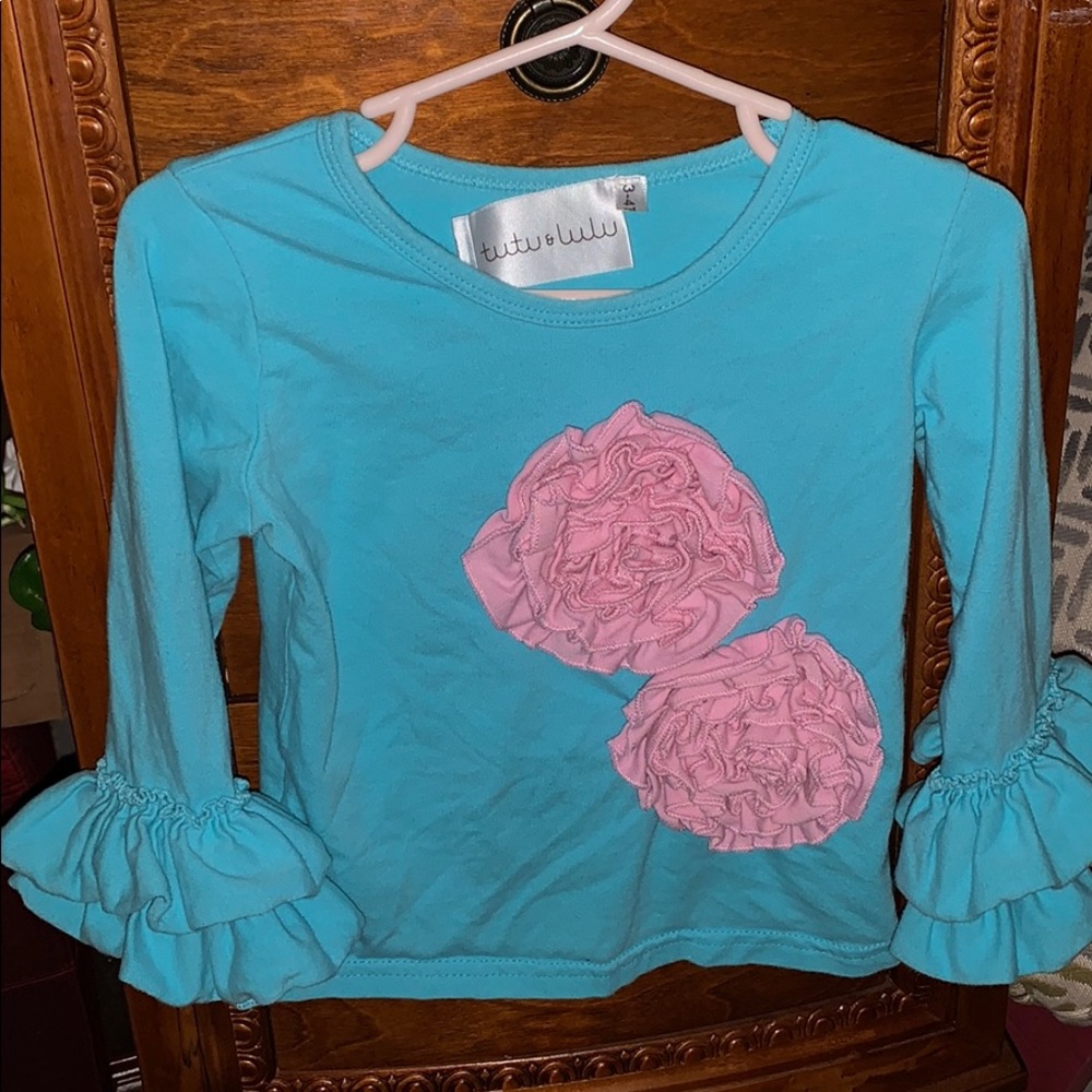 Pretty Teal Top with Pink Flowers 🌸